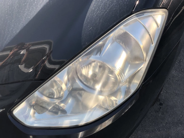 車のヘッドライトコーティング車のヘッドライトコーティング